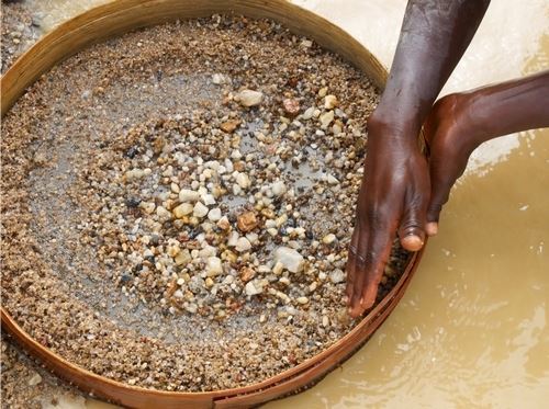 Washing diamonds in a mine in Kono, Sierra Leone (©Ines Gesell)