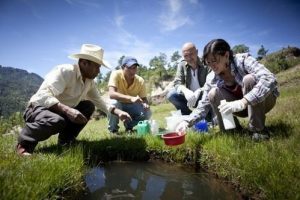 Test de potabilité de l’eau près de la mine Marlin au Guatemala (Photo Broederlijk Delen)