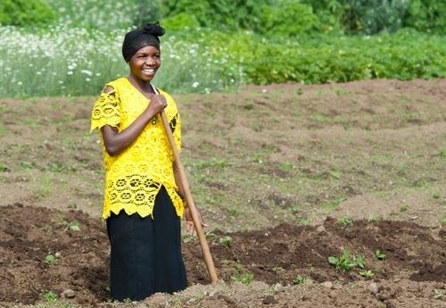 Rwandan woman on her land (© Guenter Guni)