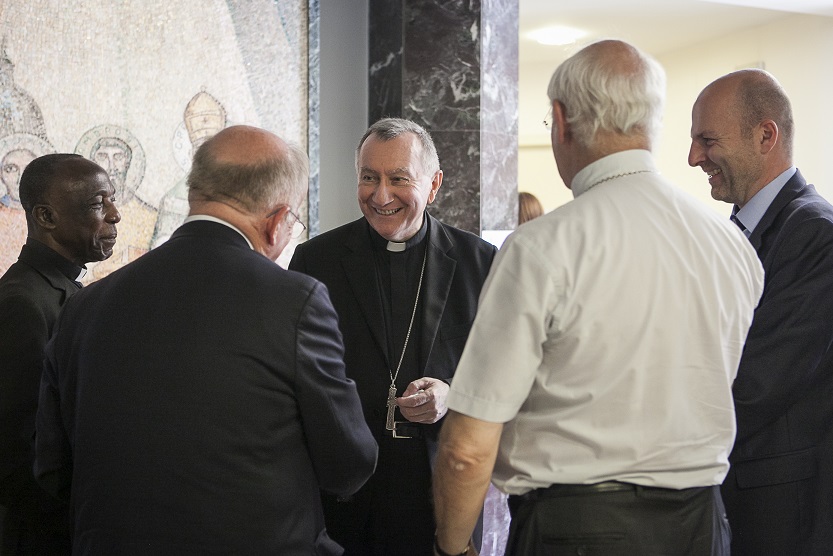 Cardenal Parolin pequeño