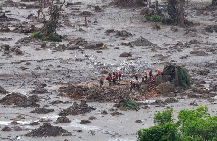 Equipe de resgate procura sobreviventes no rio tóxico
