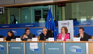 (Da sinistra a destra: Claire Courteille, eurodeputata Claude Rolin, mons. Álvaro Ramazzini, Denise Auclair, Dr. Markus Krajewski) Credito: S. Cornet