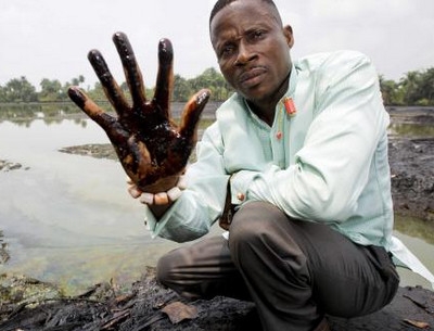 Agriculteur nigérian montrant sa main couverte d'huile, Ogoniland / Nigeria Marten van Dijl / EPA