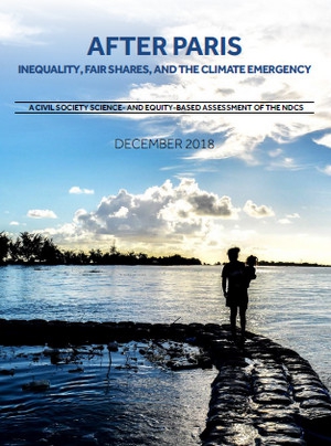 Les murs en sacs de sable utilisés pour empêcher l’érosion côtière succombent aux grandes marées à Kiribati. © Humains de Kiribati / Raimon Kataotao